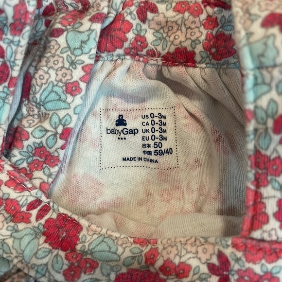 5/$25 | Baby Gap | Floral Romper - Picture 5 of 5